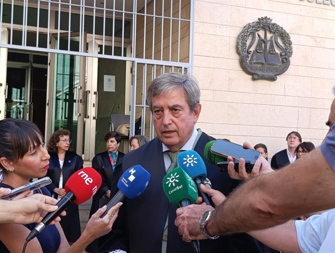 El decano del Colegio de Abogados de Huelva, Antonio Bernal.