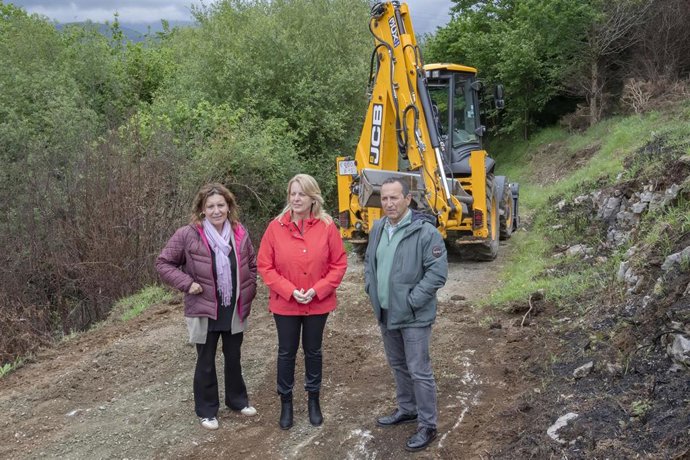 Archivo - La consejera de Desarrollo Rural, María Jesús Susinos, visita obras en Molledo