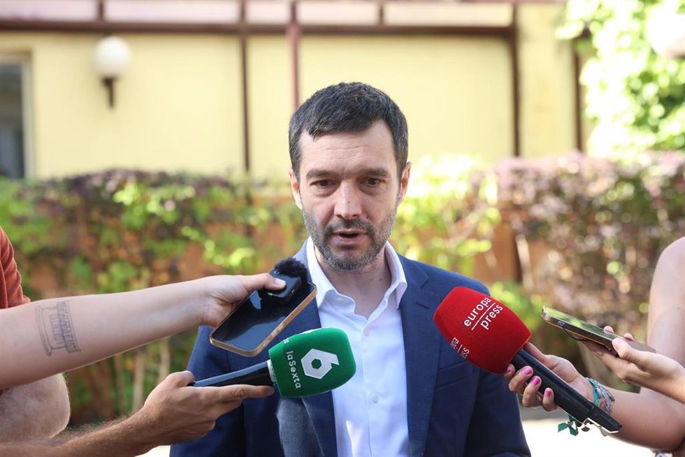 El ministro de Derechos Sociales, Consumo y Agenda 2030, Pablo Bustinduy, atiende a los medios de comunicación antes del Consejo Nacional de Discapacidad, en la sede del Real Patronato sobre Discapacidad, a 13 de julio de 2026, en Madrid (España). El Cons