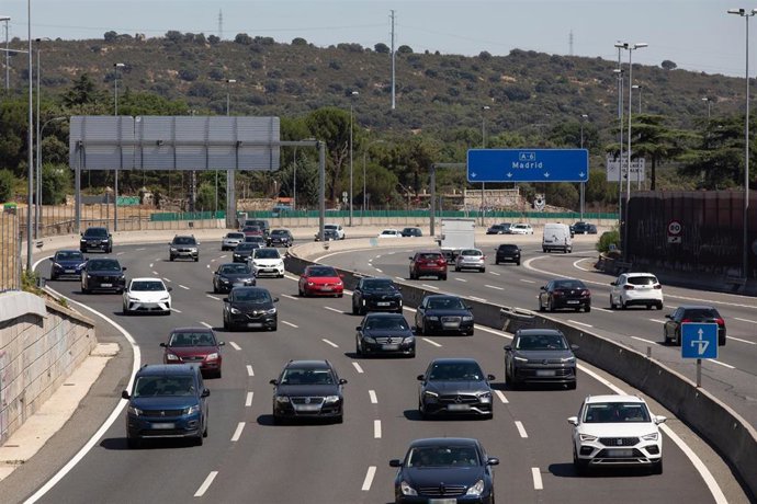 Decenas de vehículos durante la operación salida del verano, en la A-6, a 3 de julio de 2026, en Madrid (España).