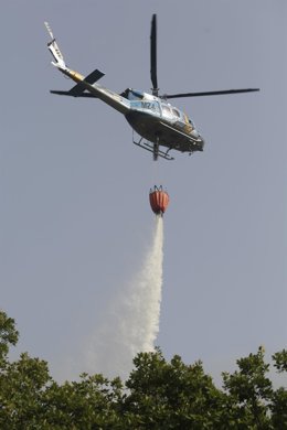 Archivo - Helicóptero bombardero continúa con la tareas de extinción para sofocar el incendio forestal.