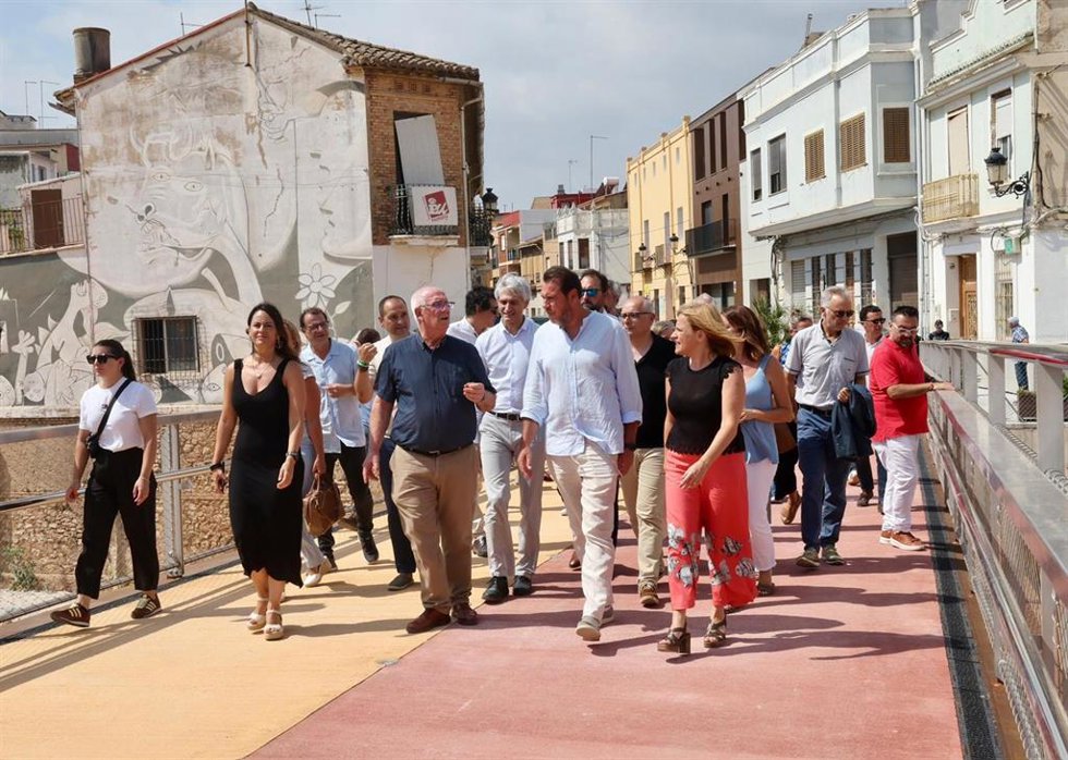 El ministro de Transportes, Óscar Puente, visita la puesta en servicio la pasarela del carrer Convent en Paiporta
