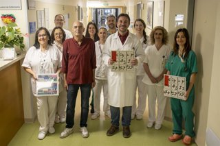 Antonio Arias junto a sanitarios del Hospital Virgen de las Nieves de Granada.