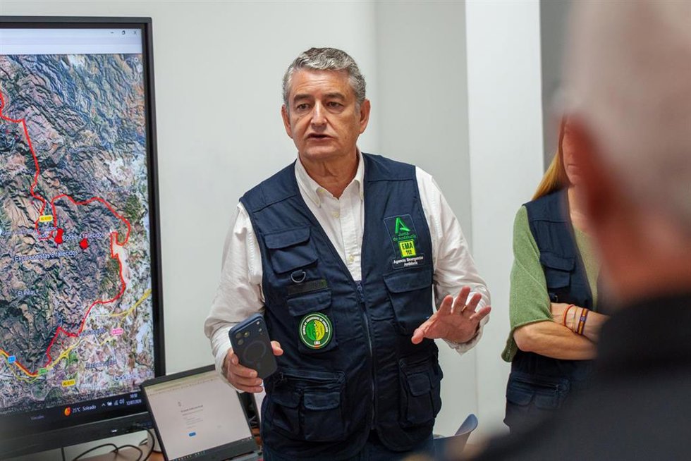 El consejero de presidencia, sanidad y emergencia, Antonio Sanz en el PMA del incendio forestal de los Gallardos. A 12 de julio de 2026 en los Gallardos, Almería (Andalucía, España). El presidente de la Junta de Andalucía, Juanma Moreno y la ministra de d