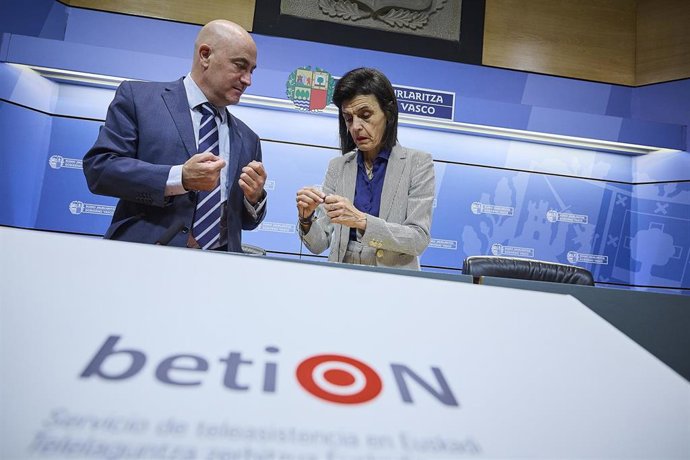 La consejera de Bienestar, Juventud y Reto Demográfico, Nerea Melgosa, y el responsable del servicio BetiON, Iñigo Mijangos, presentan el nuevo sistema de voz de betiON