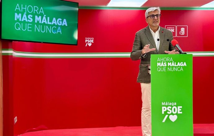 El secretario general del PSOE de Málaga, Josele Aguilar, en rueda de prensa.