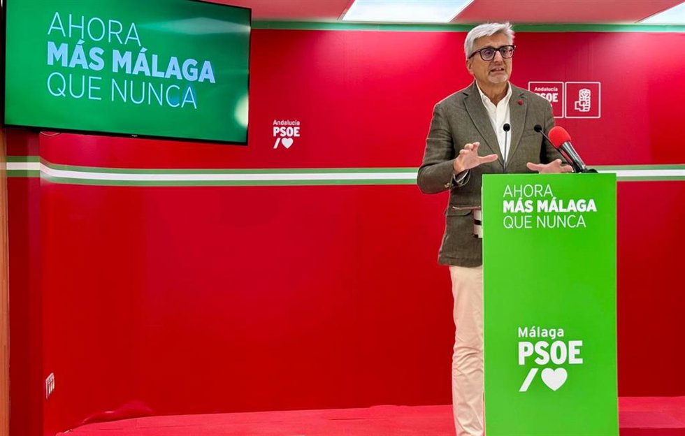 El secretario general del PSOE de Málaga, Josele Aguilar, en rueda de prensa.