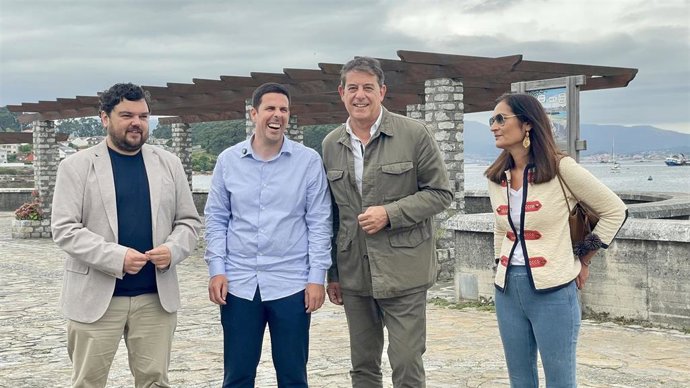 El secretario xeral del PSdeG, José Ramón Gómez Besteiro, junto al alcalde de A Illa, Luis Arosa, y el diputado autonómico Julio Torrado