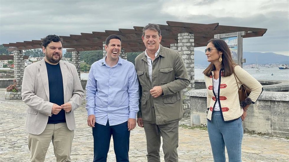 El secretario xeral del PSdeG, José Ramón Gómez Besteiro, junto al alcalde de A Illa, Luis Arosa, y el diputado autonómico Julio Torrado