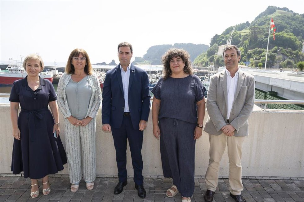 El lehendakari, Imanol Pradales, junto a otros representantes institucionales en Ondarroa