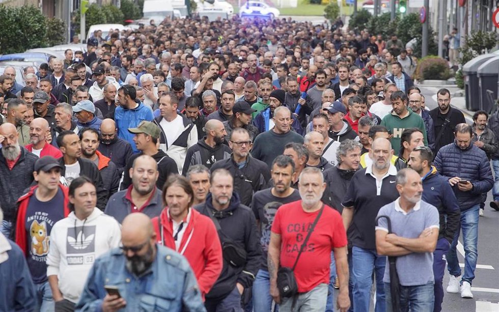 Archivo - Numerosas personas marchan durante una concentración de los trabajadores del naval, a 21 de septiembre de 2023, en Vigo, Pontevedra (España). CCOO, UGT y CIG han convocado la manifestación para mostrar su “repulsa” por un accidente laboral morta