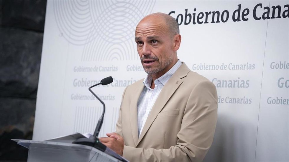 Archivo - El portavoz del Gobierno de Canarias, Alfonso Cabello, en rueda de prensa