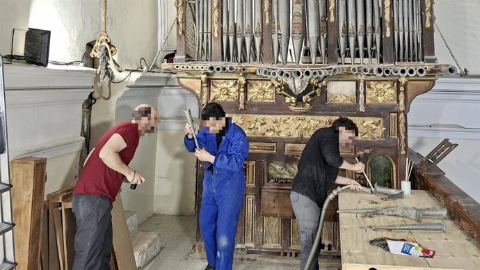 Los profesionales del Taller de Organería de Joaquín Lois en labores de restauración del órgano de la iglesia Santo Domingo de Silo