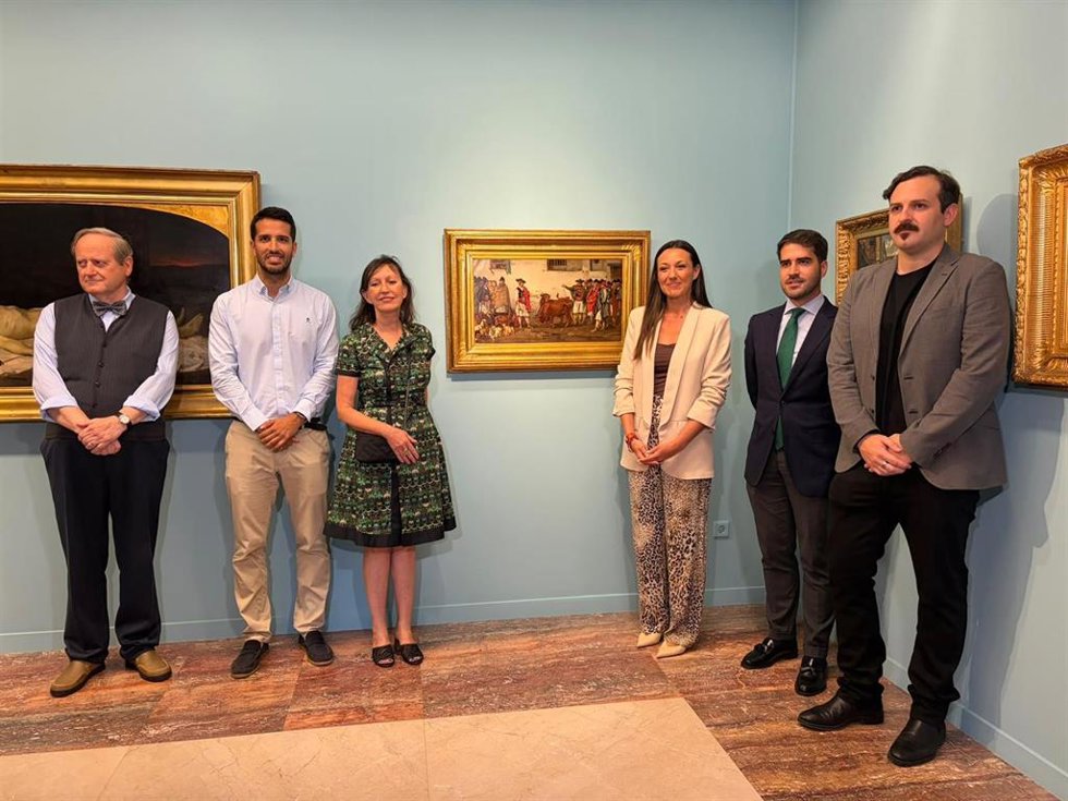 La consejera de Turismo, Cultura y Deportes, Carmen Conesa, y la directora general de Patrimonio del Ministerio, ante el cuadro ‘Venta de novillos’, de Eduardo Rosales