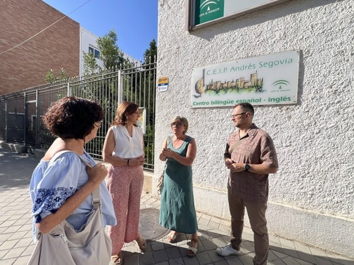 La portavoz del PSOE en el Ayuntamiento de Granada, Raquel Ruz, a las puertas del CEIP Andrés Segovia.