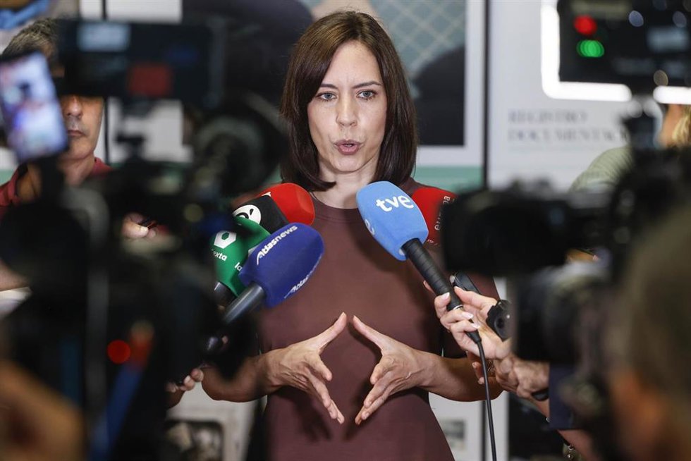 La secretaria general del PSPV-PSOE y ministra de Ciencia, Diana Morant, atiende a los medios antes de un acto en la Univeritat Politècnica de València