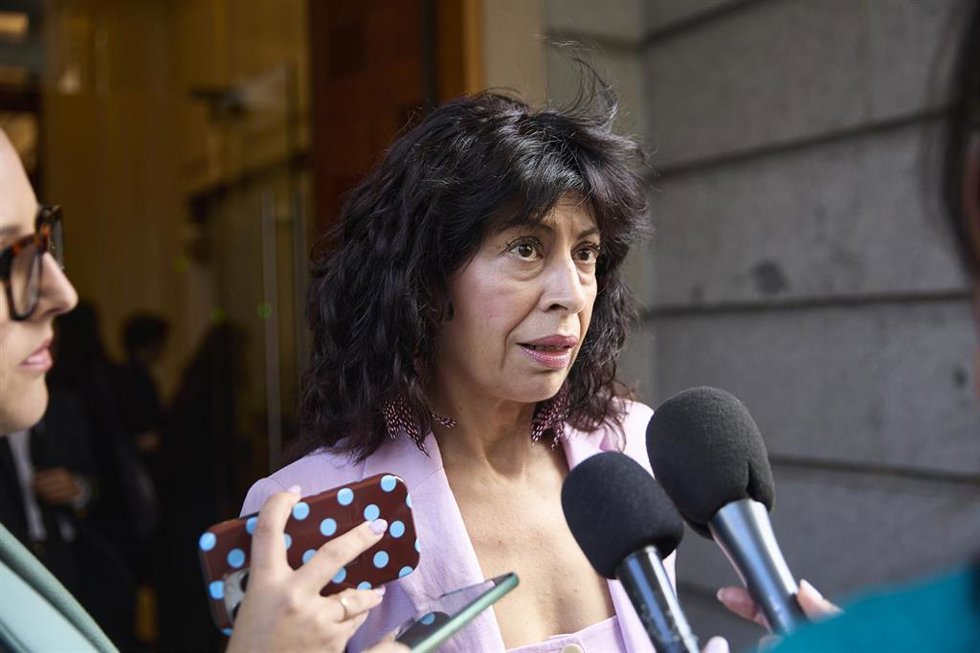 Archivo - La ministra de Igualdad, Ana Redondo, atiende a los medios de comunicación a su llegada al acto de conmemoración del Día de Europa en el Congreso de los Diputados, a 13 de mayo de 2026, en Madrid (España). 