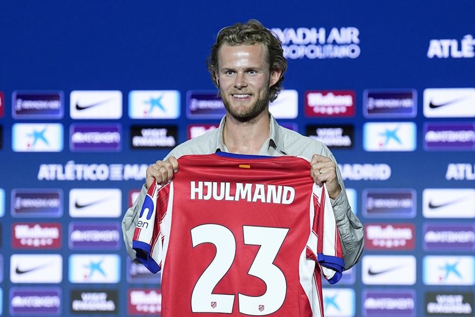El internacional danés Morten Hjulmand posa con la camiseta del Atlético de Madrid en el Riyadh Air Metropolitano en su presentación como jugador rojiblanco.