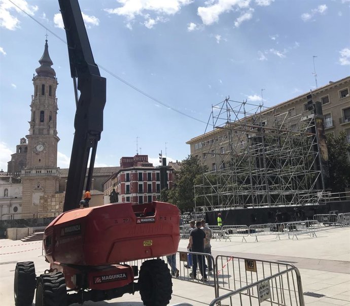 La pantalla gigante de la plaza del Pilar se mantiene para ver la semifinal del Mundial entre España y Francia