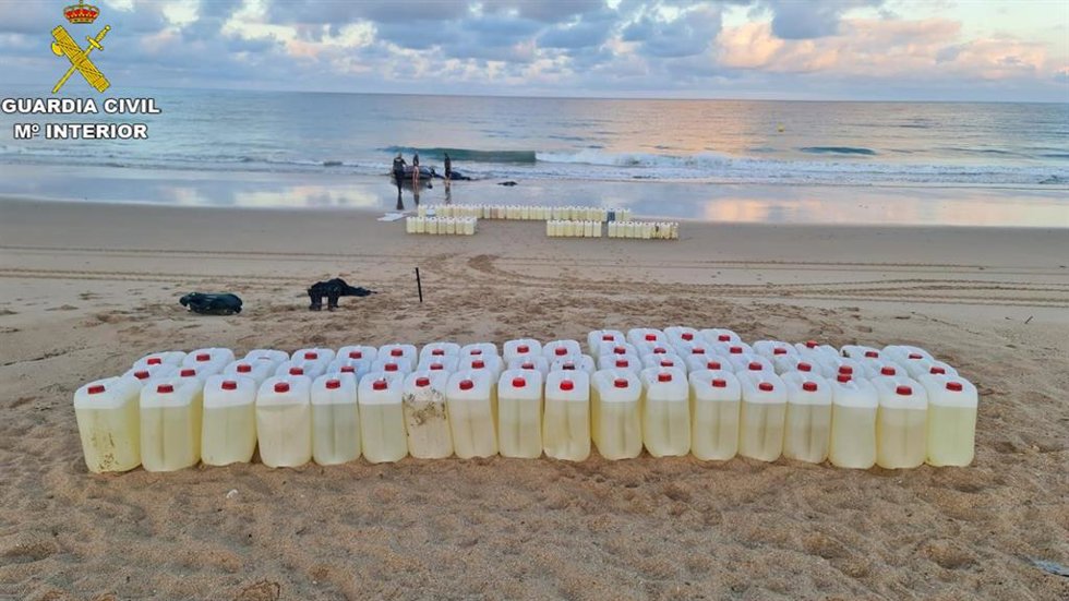 Petacas de gasolina intervenidas en la playa de Mangueta en Vejer.