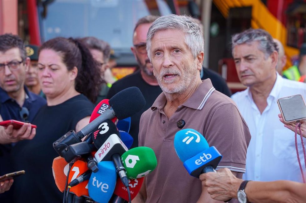 El ministro del Interior, Fernando Grande-Marlaska, atiende a los medios tras visitar el Puesto de Mando Avanzado del incendio de Los Gallardos, en Almería