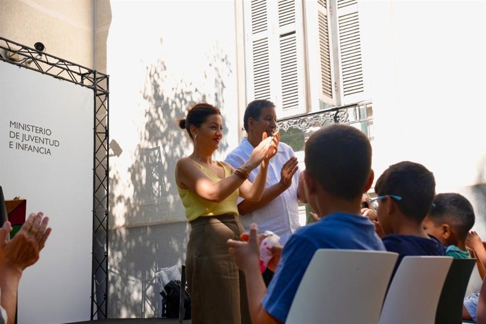 La ministra Sira Rego recibe a niños del programa 'Vacaciones en paz'.
