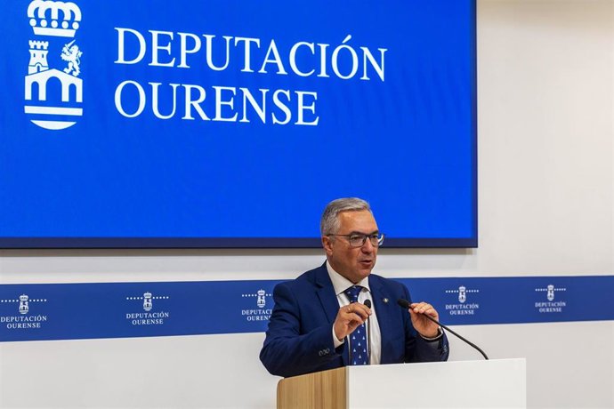 El presidente de la Diputación de Ourense, Luis Menor, comparece en rueda de prensa para dar cuenta de los asuntos aprobados en junta de gobierno