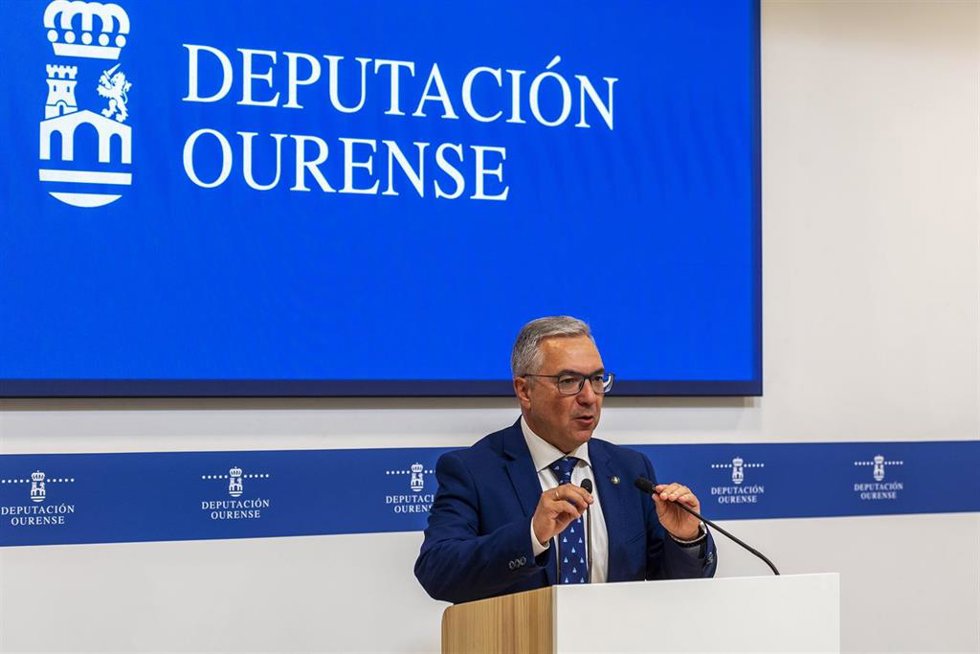 El presidente de la Diputación de Ourense, Luis Menor, comparece en rueda de prensa para dar cuenta de los asuntos aprobados en junta de gobierno