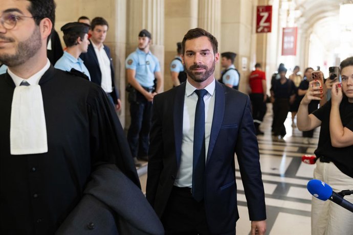 7 de julho de 2026, Paris, França: O deputado do Rassemblement National, Julien Odoul, sai após o veredicto no julgamento de apelação de ex-membros ou membros atuais do RN, acusados de desvio de fundos públicos europeus em um caso de suposto emprego fictí