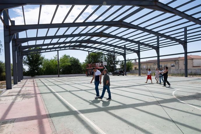 El presidente de la Diputación de Cáceres, Miguel Ángel Morales, visita Sierra de Fuentes, para conocer de primera mano el desarrollo de inversiones en el polideportivo y un mirador turístico