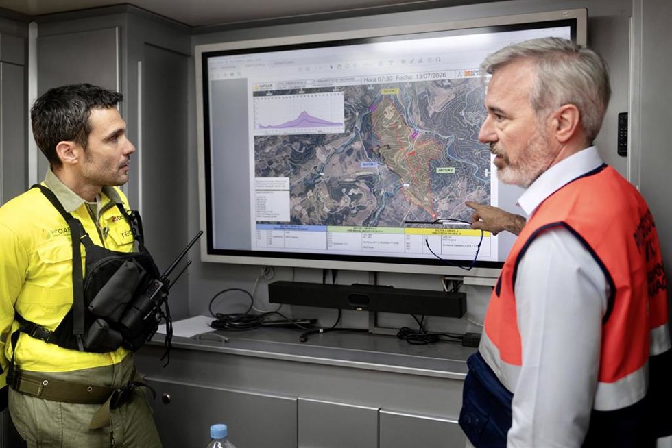 El pressidente del Gobierno de Aragón, Jorge Azcón, en el Puesto de Mando Avanzado instalado en la zona del incendio forestal.