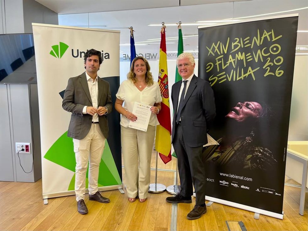 El director territorial de Unicaja en Andaolucía Occidental, Javier Aguilera, la delegada de Turismo y Cultura del Ayuntamiento de Sevilla, Angie Moreno, y el direcor de la Bienal de Flamenco, Luis Ybarra