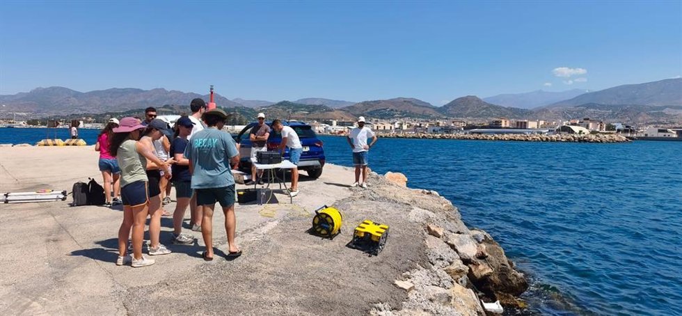 Una quincena de alumnos se forma en técnicas de buceo científico con la UNIA
