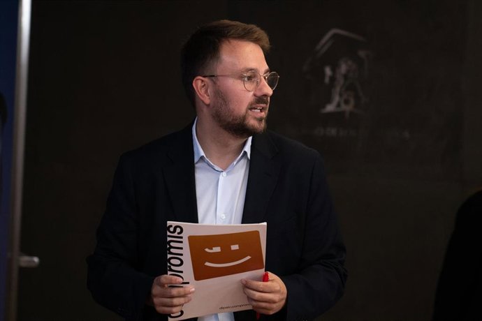 El portavoz adjunto de SUMAR en el Congreso, Alberto Ibáñez, durante una rueda de prensa en el Congreso de los Diputados, a 16 de junio de 2026, en Madrid (España).