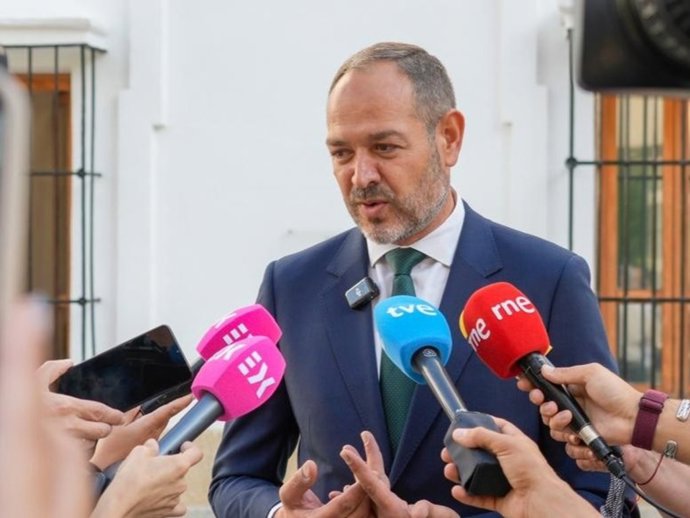 Archivo - El consejero de Infraestructuras, Transporte y Vivienda, Francisco José Ramírez, atiende a los medios en una imagen de archivo