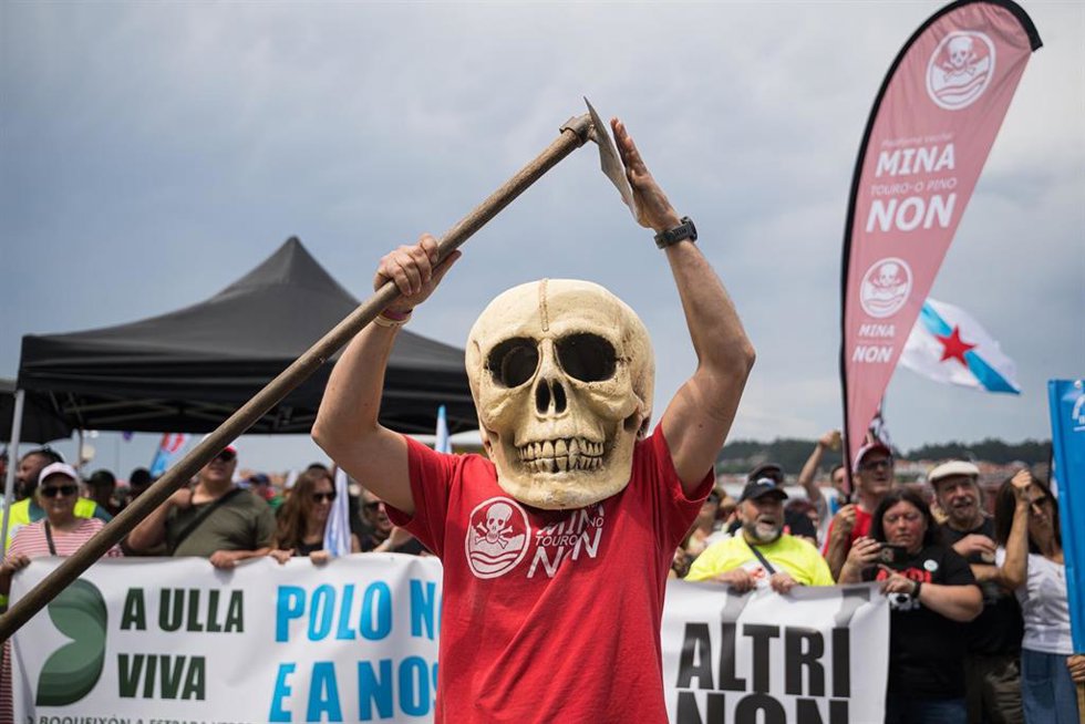 Numerosas personas durante una manifestación en favor de la preservación del río Ulla y la ría de Arousa, a 14 de junio de 2026, en Arousa, Pontevedra, Galicia (España). La Plataforma Ulloa Viva, la Plataforma en Defensa da Ría de Arousa (PDRA) y la Plata