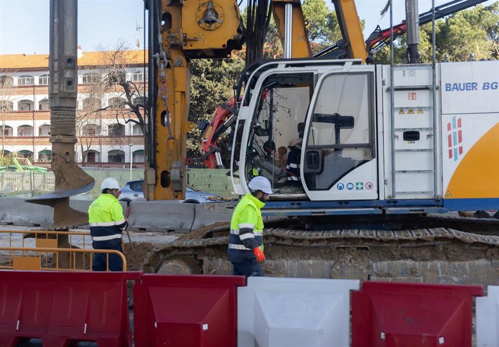 Archivo - Obreros trabajando en las obras de construcción de Parque Castellana