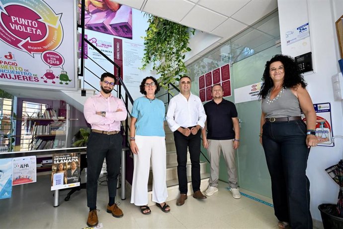 Visita del presidente de la Diputación de Granada, Francis Rodríguez, y la diputada de Bienestar Social y Familia, Elena Duque, al Centro de Servicios Sociales Comunitarios en Cúllar Vega.