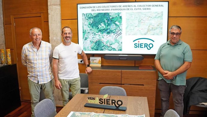 El alcalde de Siero, Ángel García, y el concejal de Abastecimiento de Agua y Saneamiento junto al técnico municipal Juan Carlos Álvarez.