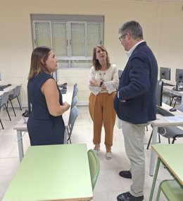La subdelegada del Gobierno de España en Córdoba, Ana López (centro), visita el aula de exámenes teóricos informatizados de la DGT en Puente Genil.