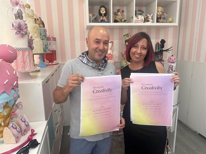 El presidente de Inguralde, David Solla, con la responsable de tienda "Cucadas Party" en la presentación de "Barakaldo Creativity Market