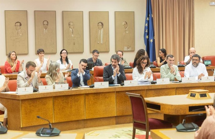 En primera fila, de izquierda a derecha, el portavoz adjunto de Sumar en el Congreso, Alberto Ibáñez, la portavoz de Sumar en el Congreso, Verónica Barbero, el ministro de Consumo y Derechos Sociales, Pablo Bustinduy, el ministro de Cultura, Ernest Urtasu