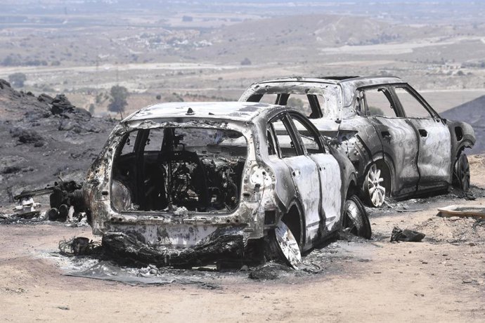 Diversos vehicles calcinats en l'incendi forestal en Los Gallardos (Almeria)