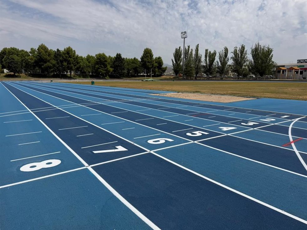 La actuación, con una inversión de 37.449,50 euros, mejora la seguridad y calidad de una de las principales infraestructuras deportivas de la ciudad