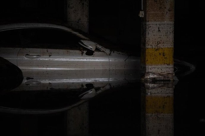 Archivo - Un coche en un garaje inundado por la DANA, a 4 de noviembre de 2024, en Benetússer, Valencia. ARCHIVO. 