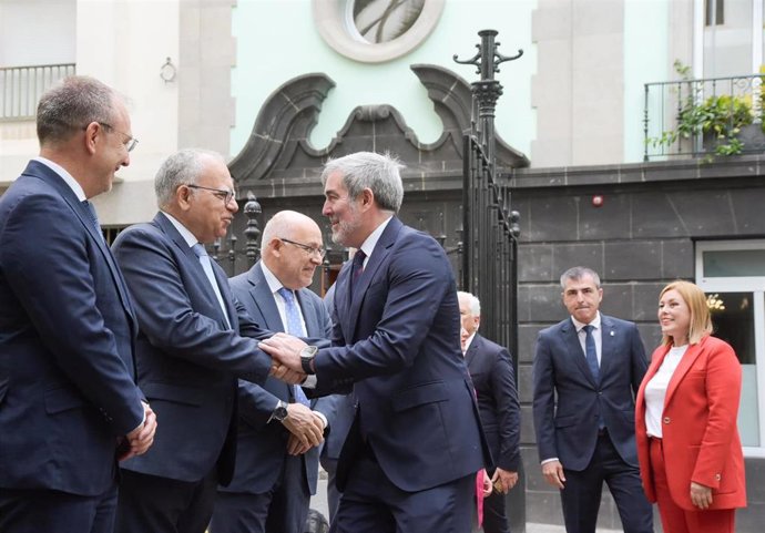 Archivo - El presidente del Cabildo de La Gomera, Casimiro Curbelo, saluda al presidente de Canarias, Fernando Clavijo, antes de la Conferencia de Presidentes