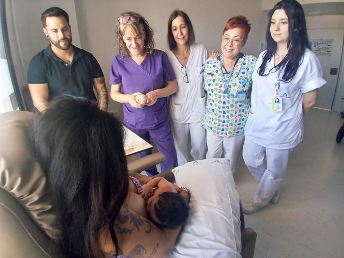 Una madre amamantando a su bebé en el Hospital de Motril (Granada)
