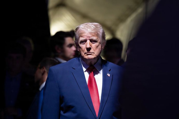 6 de julho de 2026, Washington, D.C., Estados Unidos: O presidente dos Estados Unidos, Donald Trump, se prepara para subir ao palco e proferir um discurso no evento “Salute to America”, que celebra o 250º aniversário da Independência do país, no National 