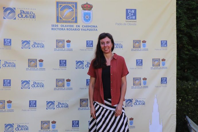 La guía Montessori y directora del centro educativo 'Crianza Montessori School', María del Carmen Cárdenas participa en los cursos de verano de la Universidad Pablo de Olavide en su sede de Carmona- Rectora Rosario Valpuesta