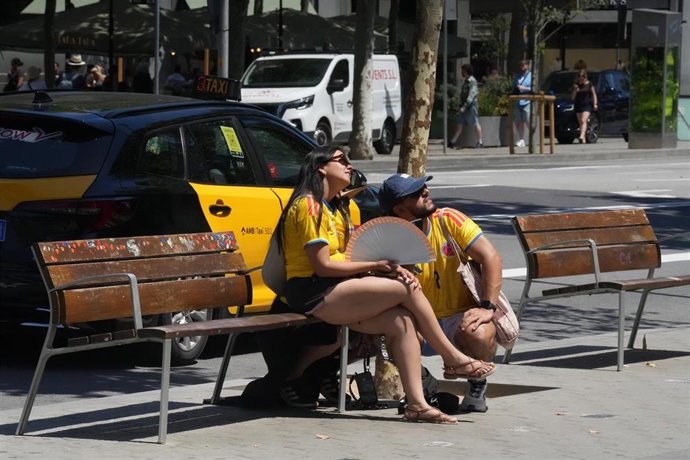 Varias personas sentadas en un banco
